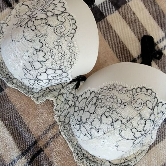 Victoria Secret Bra - Picture 3 of 6